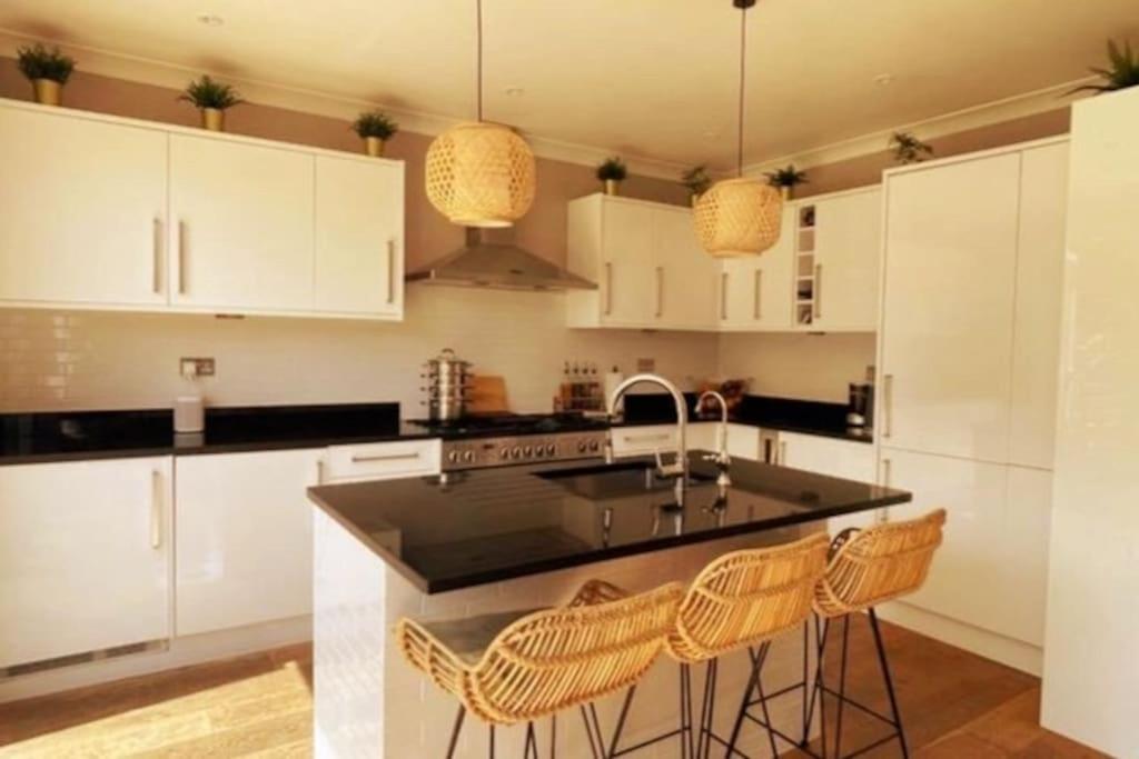 Case de vacanță Luxury 4 Bed 2 Bath House With Garden Near Wimbledon *