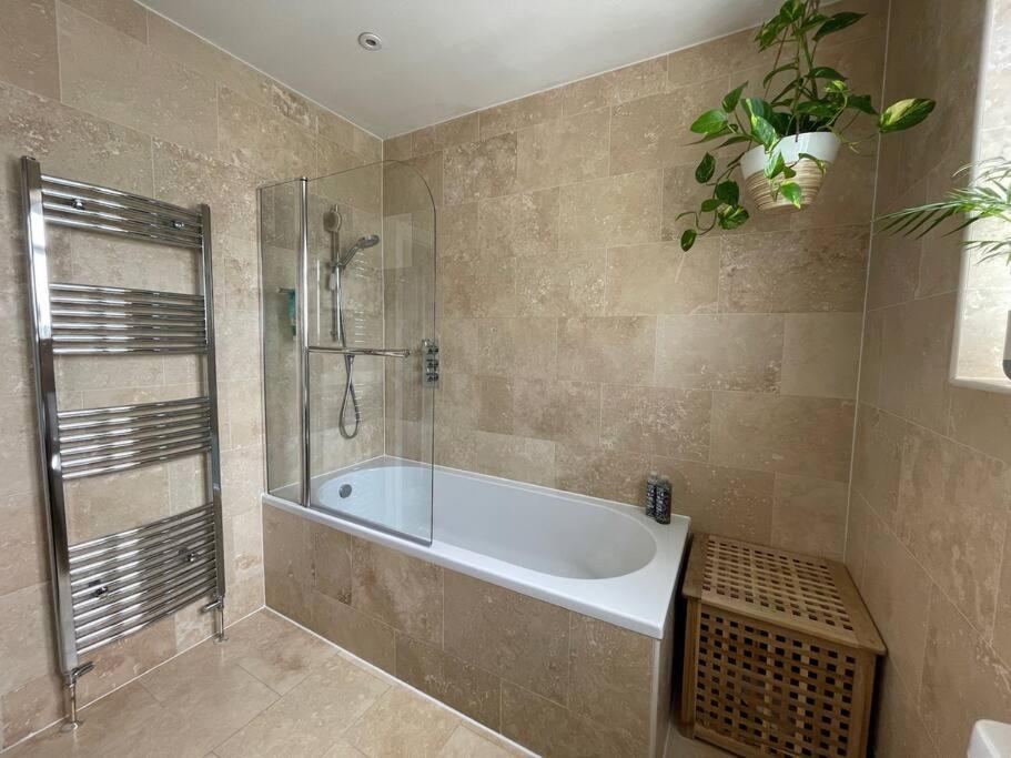 Case de vacanță Luxury 4 Bed 2 Bath House With Garden Near Wimbledon Londra