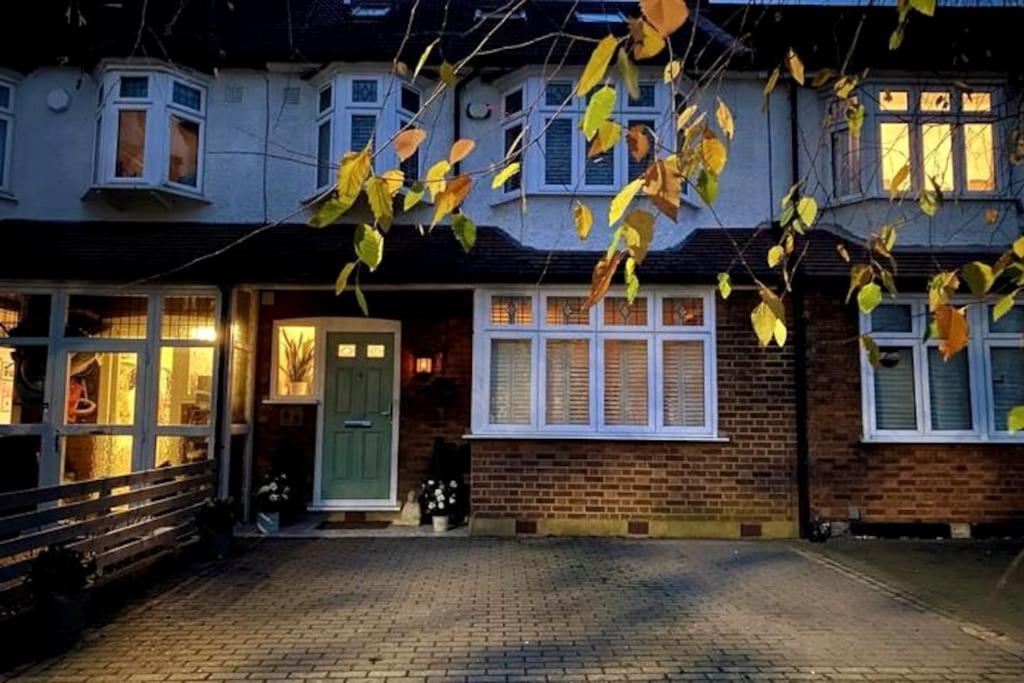 Luxury 4 Bed 2 Bath House With Garden Near Wimbledon Londra